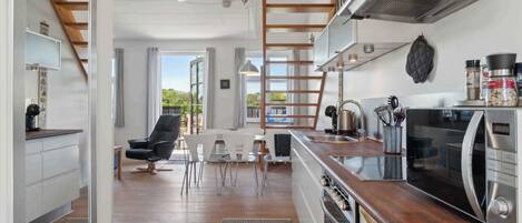 Fridge, oven, stovetop, coffee/tea maker