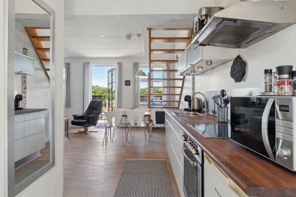 Réfrigérateur, un four, surface de cuisson, cafetière-théière