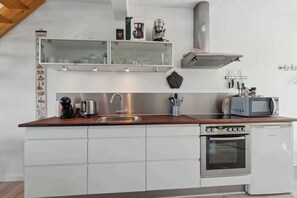 Réfrigérateur, un four, surface de cuisson, cafetiÚre-théiÚre