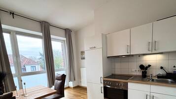 Een koelkast, een magnetron, een oven, een kookplaat