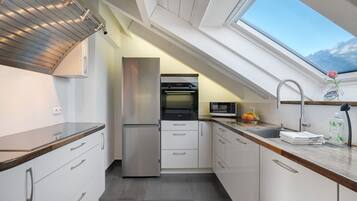 Kjøleskap, mikrobølgeovn, ovn og kokeplater