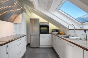 Een koelkast, een microgolfoven, een oven, een kookplaat