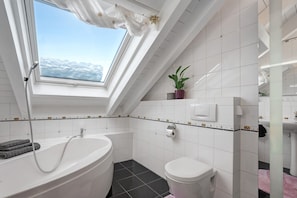 Suihku, hiustenkuivaaja, pyyhkeet