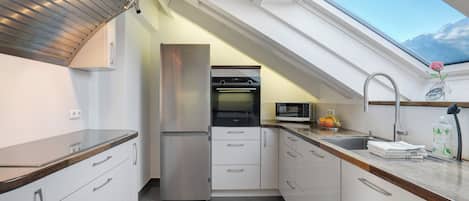 Frigorífico, microondas, horno y placa de cocina