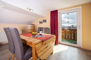Dining - Apartment 'Bamberger Gipfelblick' with Mountain View, Balcony and Wi-Fi (Hopferau)