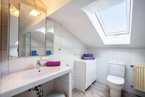 Shower, hair dryer, towels - Apartment 'Bamberger Gipfelblick' with Mountain View, Balcony and Wi-Fi (Hopferau)