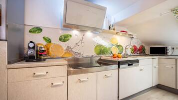 Kühlschrank, Mikrowelle, Ofen, Herdplatte