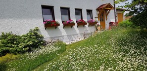 Exterior - Apartment 'Bamberger Gipfelblick' with Mountain View, Balcony and Wi-Fi (Hopferau)