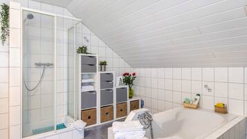 Dusche, Haartrockner, Handtücher