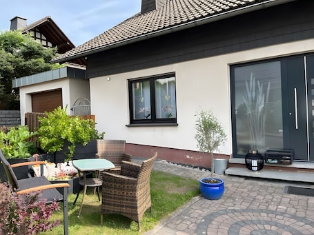 Outdoor dining. Apartment "FeWoWe" with garden use