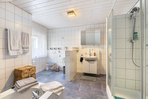 Shower, hair dryer, towels - Apartment "FeWoWe" with garden use (Wenden)