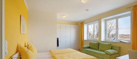 1 habitación, tabla de planchar con plancha, wifi gratis y ropa de cama