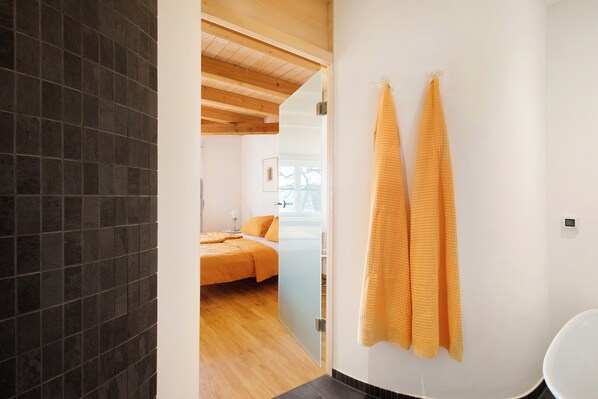 1 soverom, strykejern/-brett, wi-fi (inkludert) og sengetøy