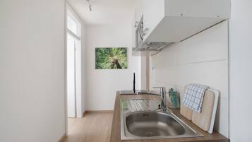 Kühlschrank, Mikrowelle, Herdplatte, Wasserkocher mit Kaffee-/Teezubehör