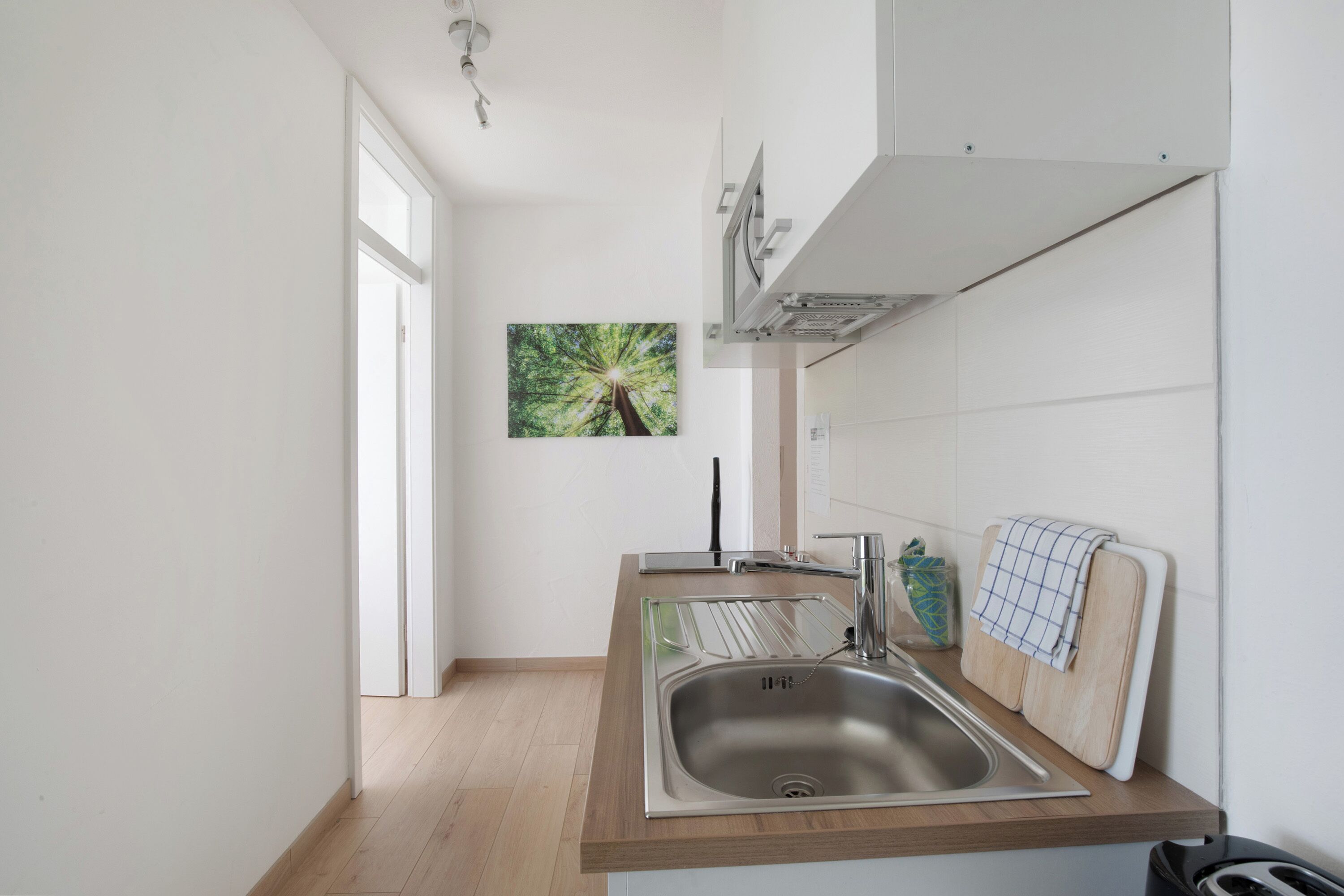 Kühlschrank, Mikrowelle, Herdplatte, Wasserkocher mit Kaffee-/Teezubehör