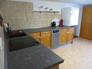 Kylskåp, mikrovågsugn, ugn och spishäll