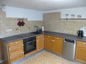 Frigorífico, microondas, horno y placa de cocina