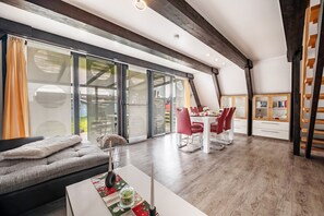 TV - Holiday Home 'Sonnenschein' with Private Terrace, Garden and Wi-Fi (Butjadingen)
