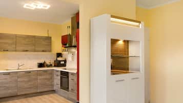 Een koelkast, een magnetron, een oven, een kookplaat