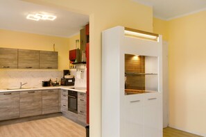 Kylskåp, mikrovågsugn, ugn och spishäll