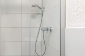 Shower, towels - Haus Fuldablick 'Room 1' with Shared Garden and Wi-Fi (Rotenburg an der Fulda)
