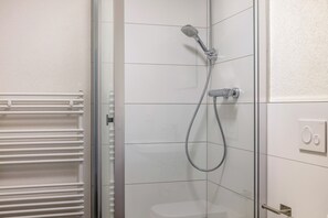Shower, towels - Haus Fuldablick 'Room 2' with Shared Garden and Wi-Fi (Rotenburg an der Fulda)