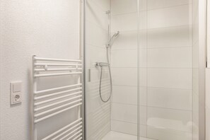 Shower, towels - Haus Fuldablick Room '4' with Shared Garden and Wi-Fi (Rotenburg an der Fulda)