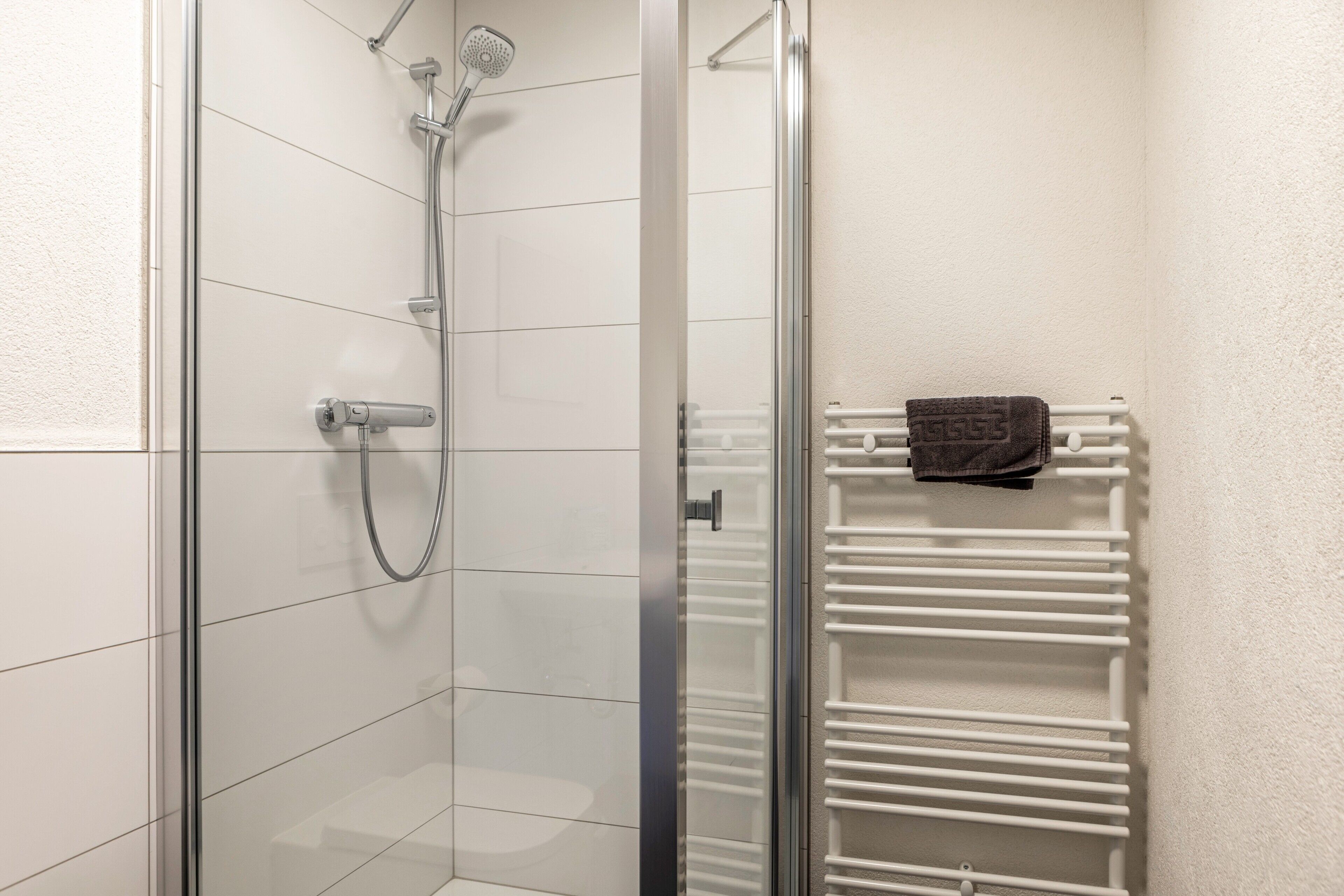 Een douche, handdoeken