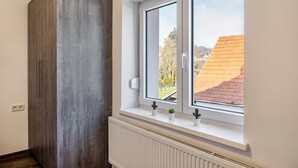 A room with a window, a radiator, and a wardrobe. - Haus Fuldablick 'Room 7' with Shared Garden and Wi-Fi (Rotenburg an der Fulda)