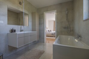 Shower, hair dryer, towels, soap - Villa In Excelsis (Imotski)