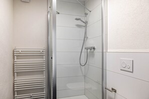 Shower, towels - Haus Fuldablick 'Room 6' with Shared Garden and Wi-Fi (Rotenburg an der Fulda)