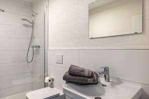 Shower, towels - Room 'Zimmer 6' with Shared Garden and Wi-Fi (Rotenburg an der Fulda)