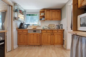 Jääkaappi, uuni, liesi, astianpesukone