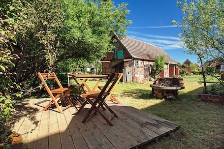 Outdoor dining. Holiday Apartment 'Alte Bauernkate' with Private Terrace