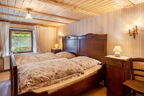 1 dormitorio, tabla de planchar con plancha, ropa de cama