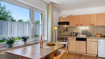 Fridge, oven, stovetop, dishwasher