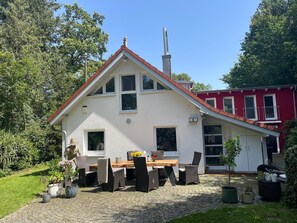 Outdoor dining - Villa 'Burschelberg' with Shared Terrace, Shared Garden and Wi-Fi (Grafenau)
