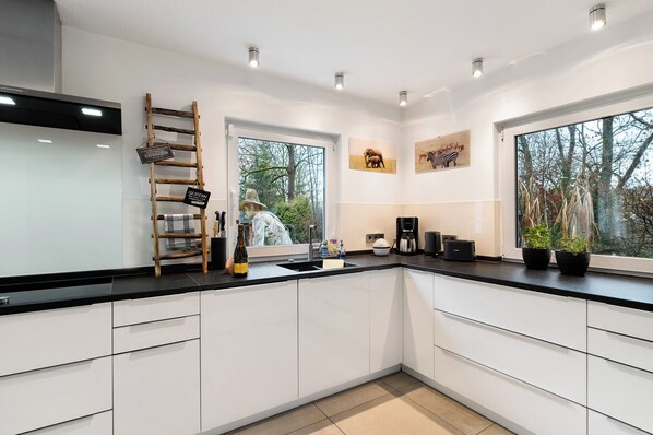 Fridge, microwave, oven, stovetop - Villa 'Burschelberg' with Shared Terrace, Shared Garden and Wi-Fi (Grafenau)