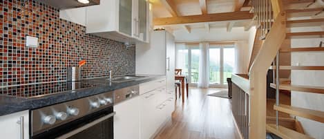 Réfrigérateur, un four, surface de cuisson, lave-vaisselle