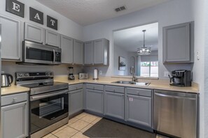 ثلاجة، ميكروويف، فرن، موقد طهي مسطح