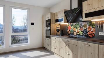 Kühlschrank, Mikrowelle, Ofen, Herdplatte