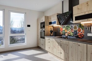 Frigorifero, microonde, forno, piano cottura