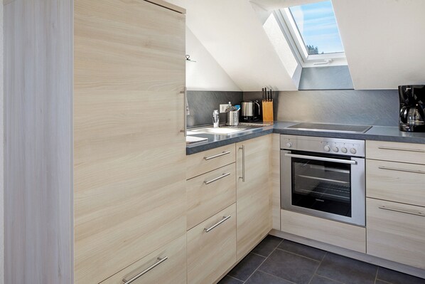 Fridge, oven, stovetop, coffee/tea maker