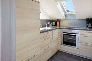 Fridge, oven, stovetop, coffee/tea maker