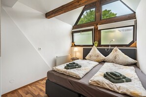 4 makuuhuonetta, silitysrauta/-lauta, ilmainen Wi-Fi, vuodevaatteet