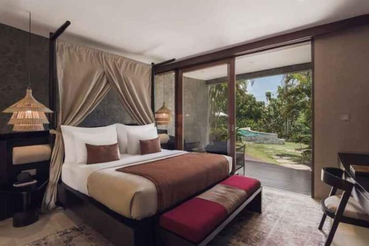 Premium bedding, minibar, bed sheets