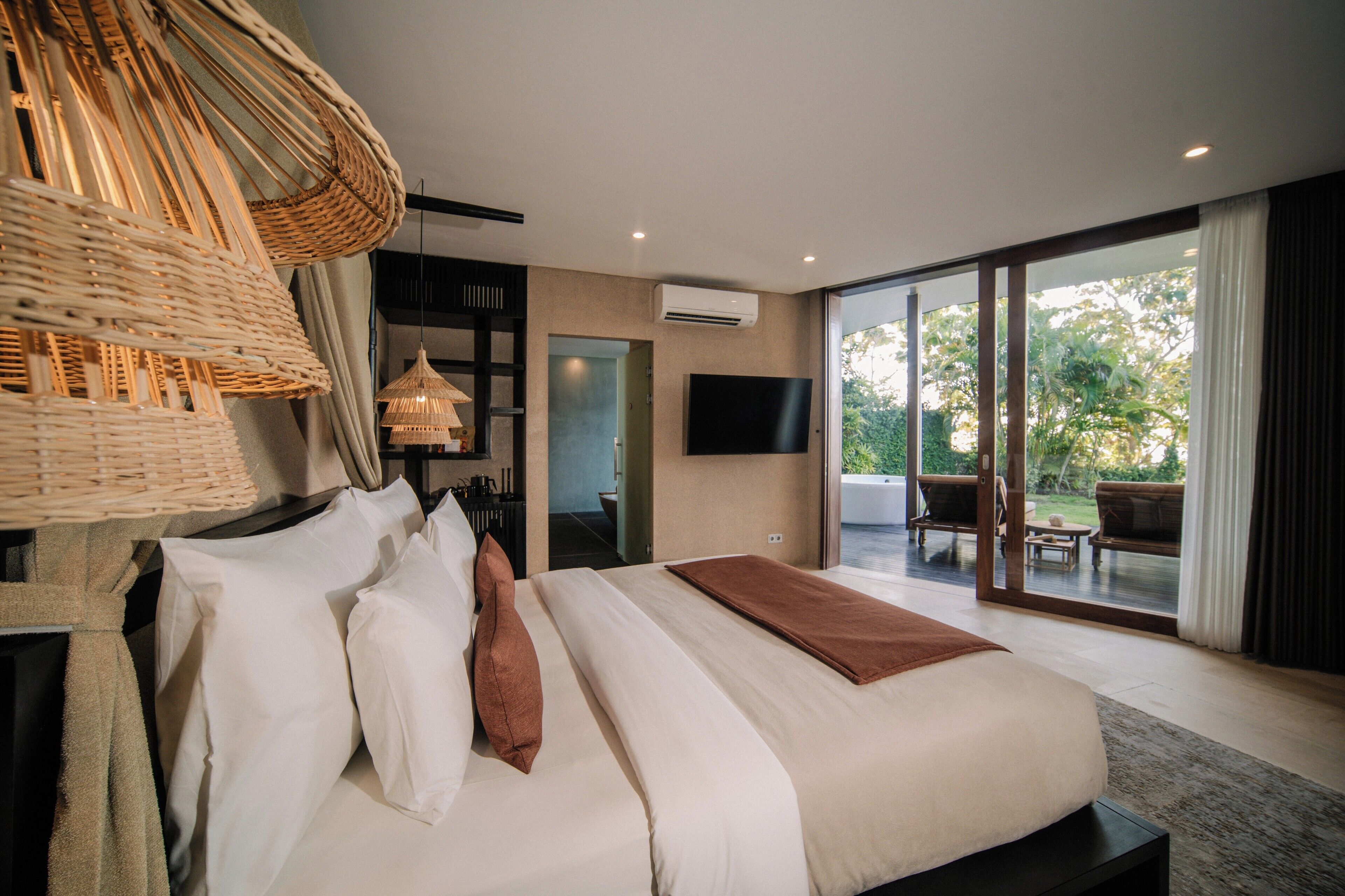 Suite Room with Jacuzzi (Located across the Resort) | Premium bedding, minibar, bed sheets