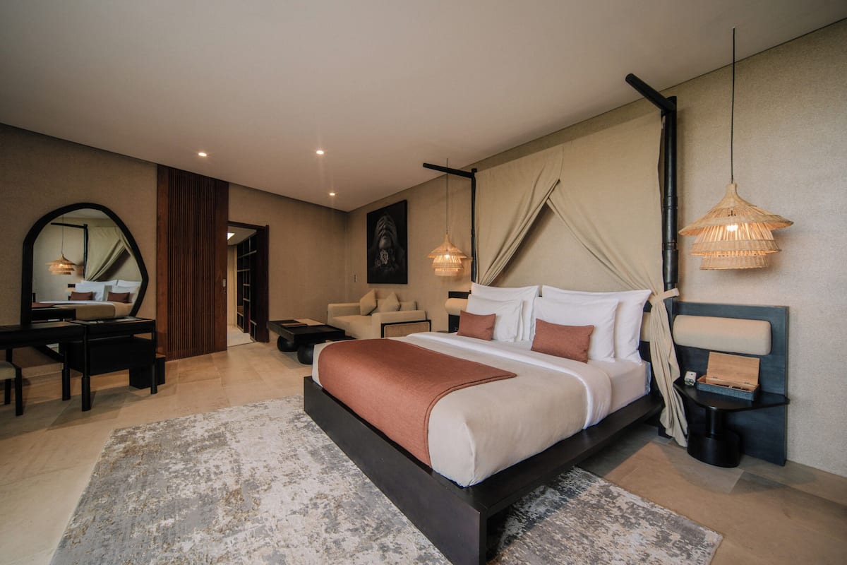 Suite Room with Jacuzzi (Located across the Resort) | Ropa de cama de alta calidad, minibar, ropa de cama