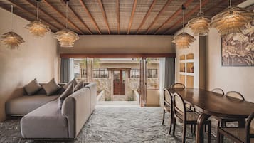 Villa, 2 habitaciones, alberca privada, vista al jardín (Living Room Adult Only) | Área de sala de estar | Smart TV de 50 pulgadas con canales digitales y Netflix