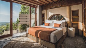 Une chambre spacieuse avec un grand lit, une vue sur l’extérieur et un design moderne.